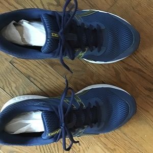 Mens ASICS comfort athletic shoes size 9 1/2 WIDE